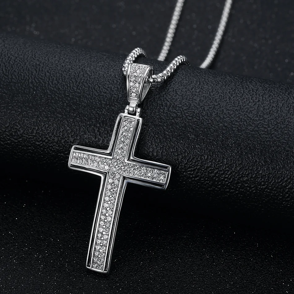 Colar Hip Hop de Aço Inoxidável Banhado a Ouro com Diamantes Completo. Adicione brilho ao seu visual com este colar estiloso e chamativo.
