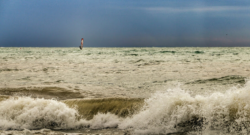 Windsurf tra le onde  di LaE