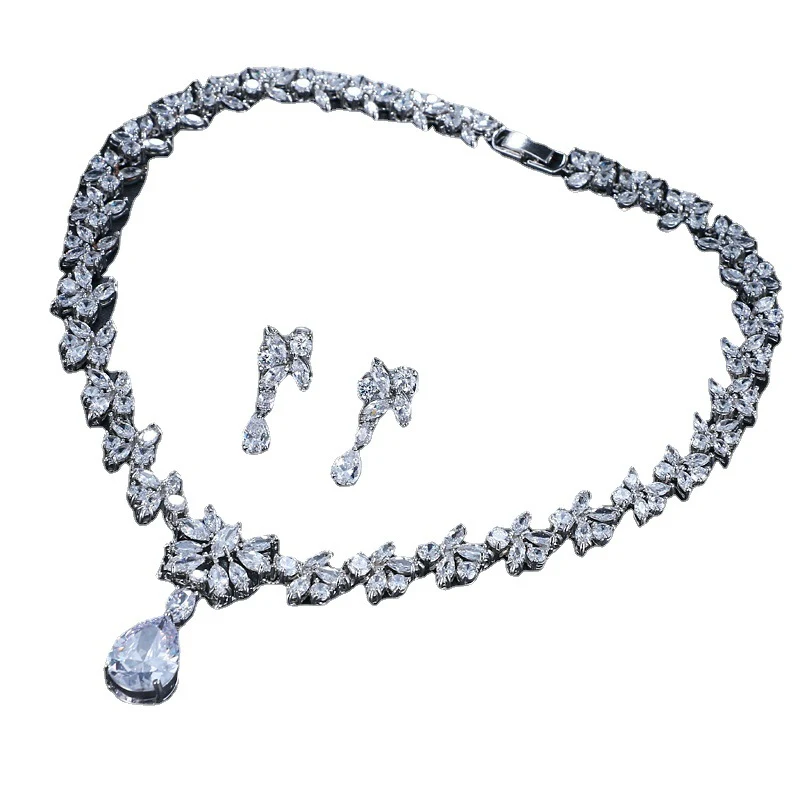 Elegante Conjunto de Collar y Pendientes de Zirconitas para Mujer Deslumbrante. Perfecto para Regalos o Eventos Especiales.