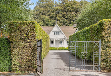 Maison avec piscine et jardin 15