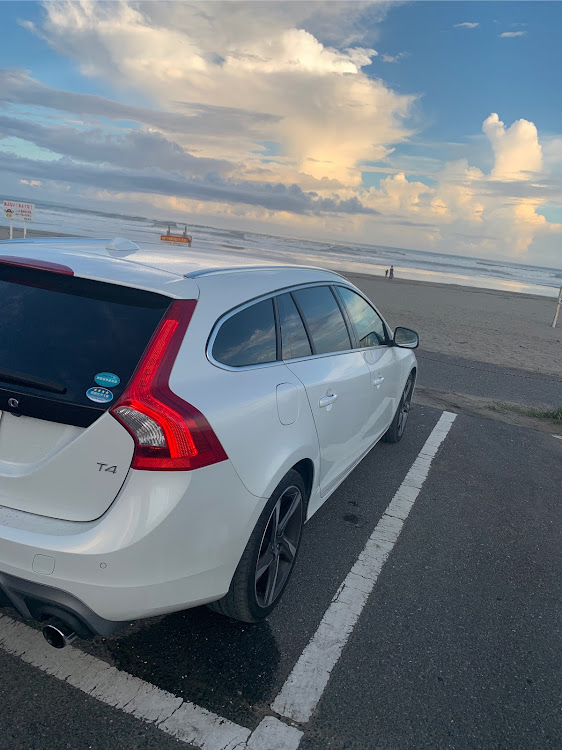 V60のボルボ・残暑お見舞い申し上げます・海と愛車・空と海と愛車に関するカスタム事例の投稿画像1枚目