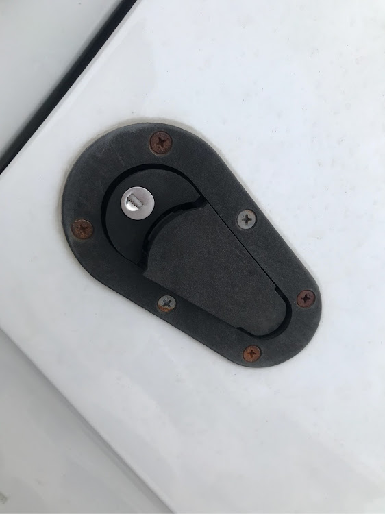 RX-7のDIY・ボンネットピンに関するカスタム事例の投稿画像2枚目
