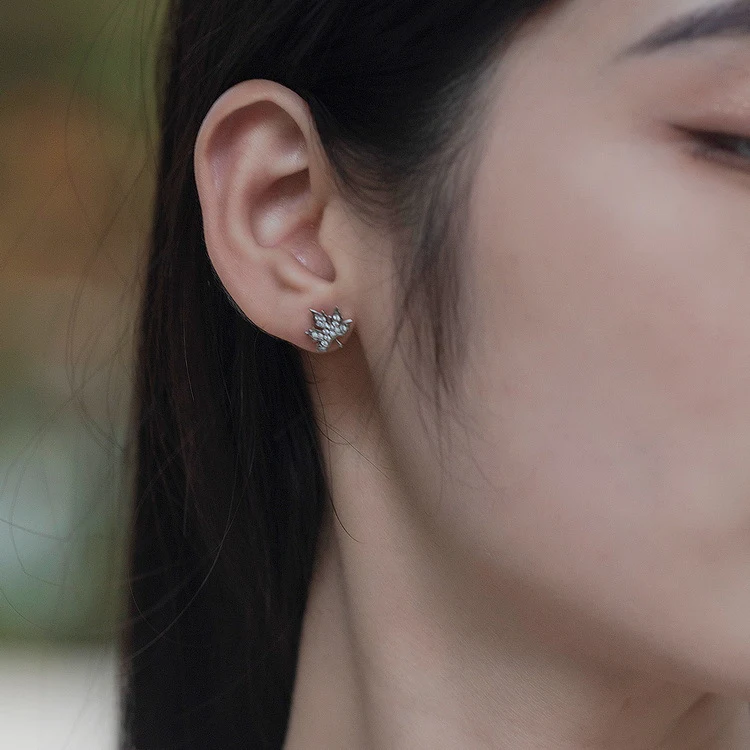 Boucles d'oreilles feuille d'érable S925 en argent sterling avec placage de séparation de couleur pour un éclat captivant et stylé.
