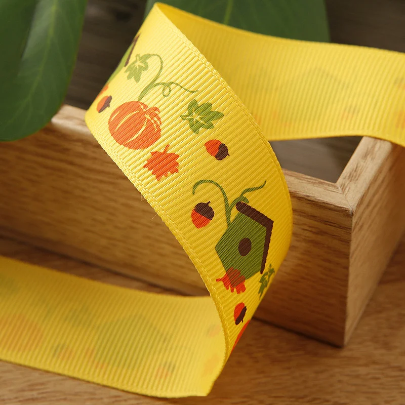 DIY cadeauverpakking met handgemaakte haarstrik accessoires en decoratief lint. Maak unieke kapsels en geef een persoonlijk cadeau.