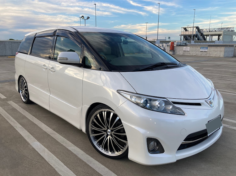 エスティマの洗車・コロナ早く終息してほしいです。に関するカスタム事例の投稿画像1枚目