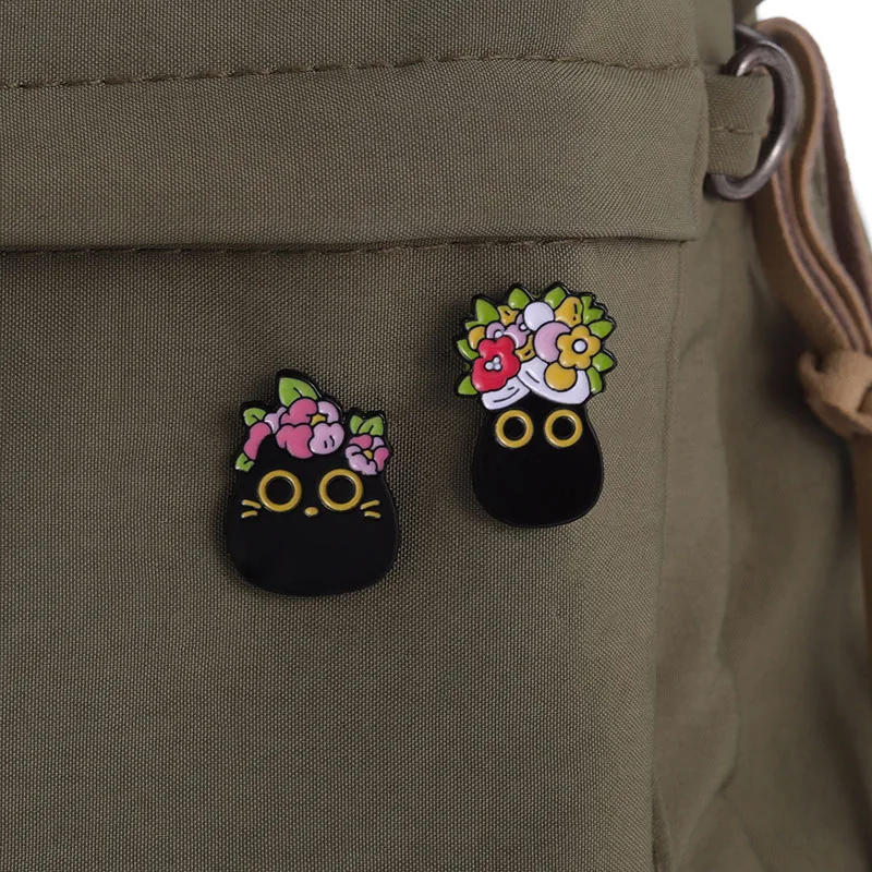 Bolsa fashion criativa e combinável com tema de gato preto de desenho animado e flores, adorkable, para roupas e acessórios.