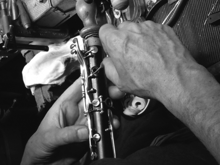 Mani sul clarinetto di clic