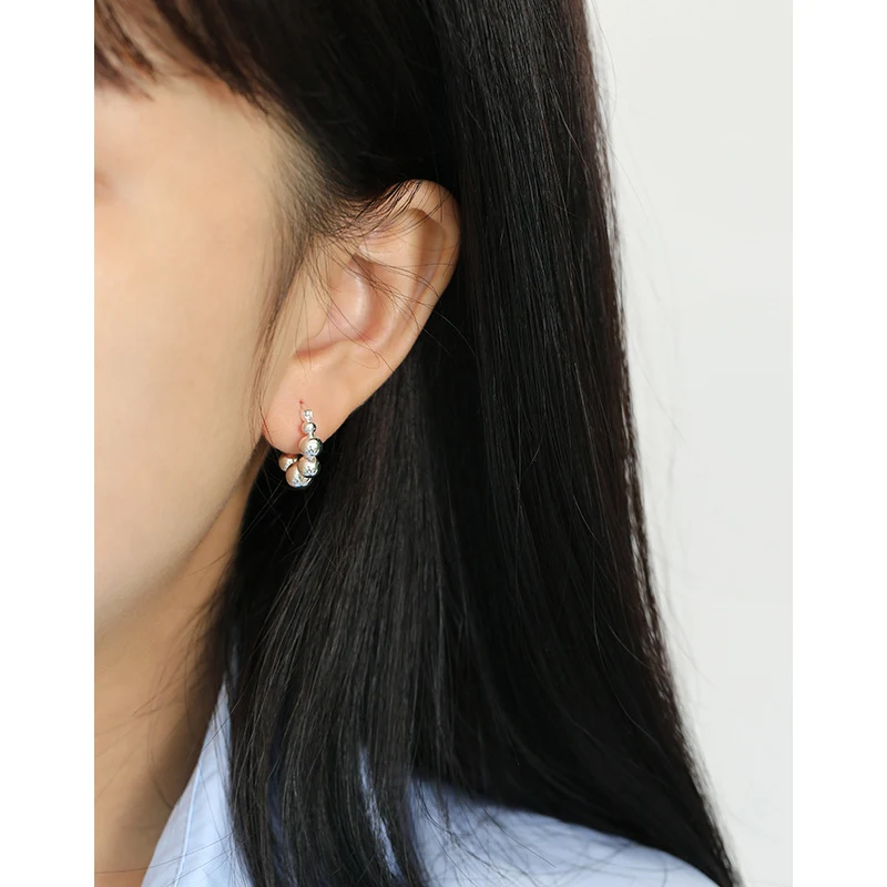 Pendientes de cuentas geométricas de plata de ley S925, elegantes y modernos para mujeres. Disfruta de la belleza atemporal con comodidad.