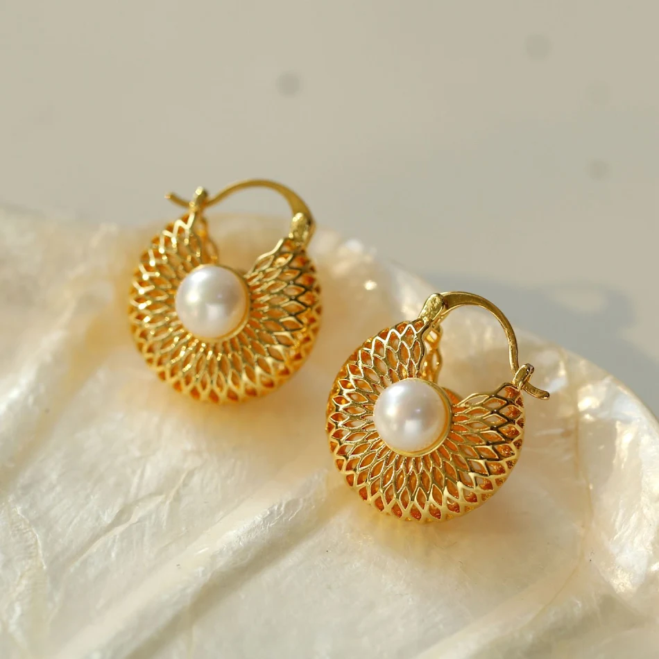 Eleganti orecchini vintage stile francese con perle, design speciale e alta qualità. Un accessorio sofisticato e di classe.