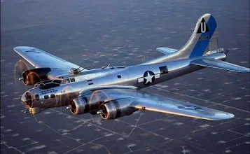 Photo : Un avion en perdition à basse altitude trainant derriére lui un long sillage de fumée noire s'écrase à la Philippiere