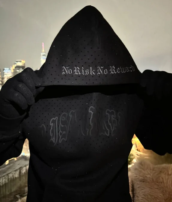 Herrenbekleidung Print Dunkel Strass Schwarz Serie Youth. Stylische Kleidung für junge Männer, auffälliges Design mit dunklen Steinen und Prints.