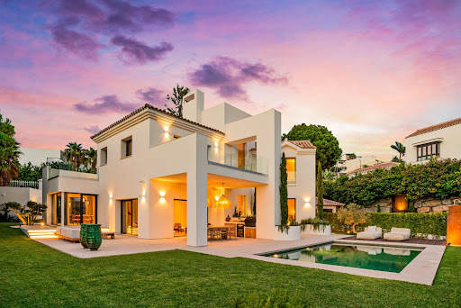 Villa avec piscine et terrasse 1