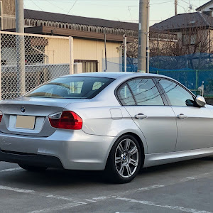 320i