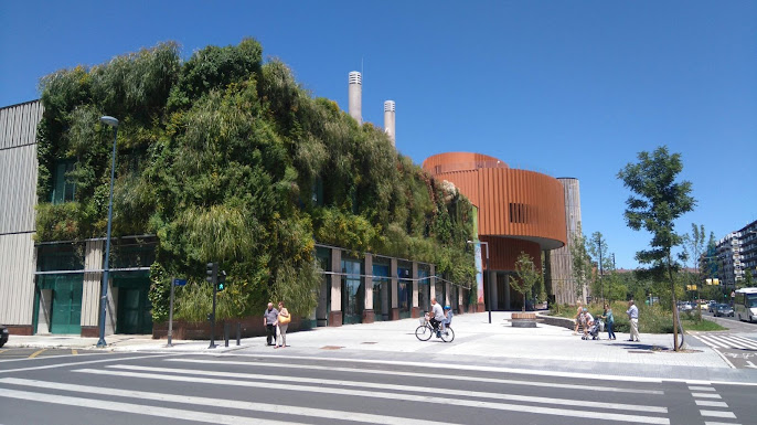 Vista desde la calle del jardín vertical 