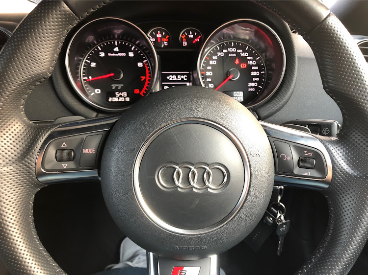 TT クーペのドライブ・ハンドル・メーター・Audiに関するカスタム事例の投稿画像1枚目