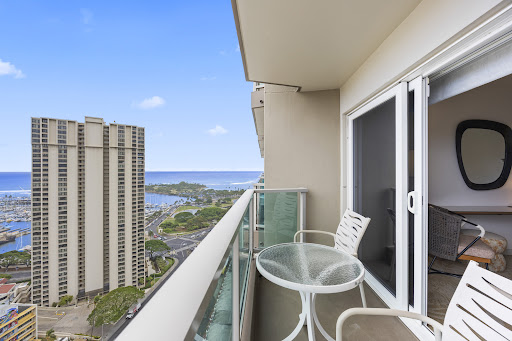 Prestige apartment / penthouse for sale in Honolulu (United States) - Balcony with table and chairs, sea view