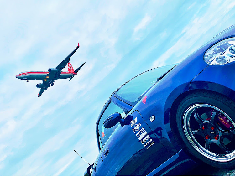 コペンのいつもの公園で📸・旅客機とコラボ✨・L880Kコペン・ブルーカラー・コラボ撮影に関するカスタム事例の投稿画像1枚目