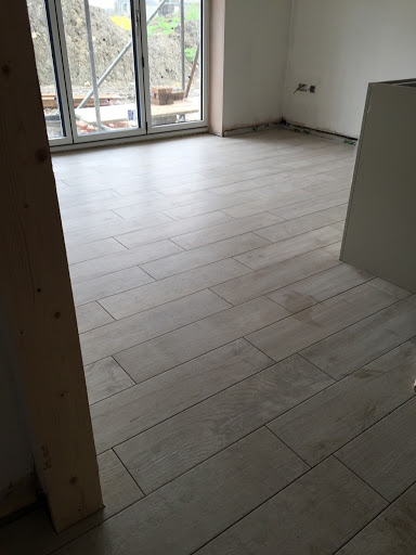 Kitchen floor tiling wood effect 