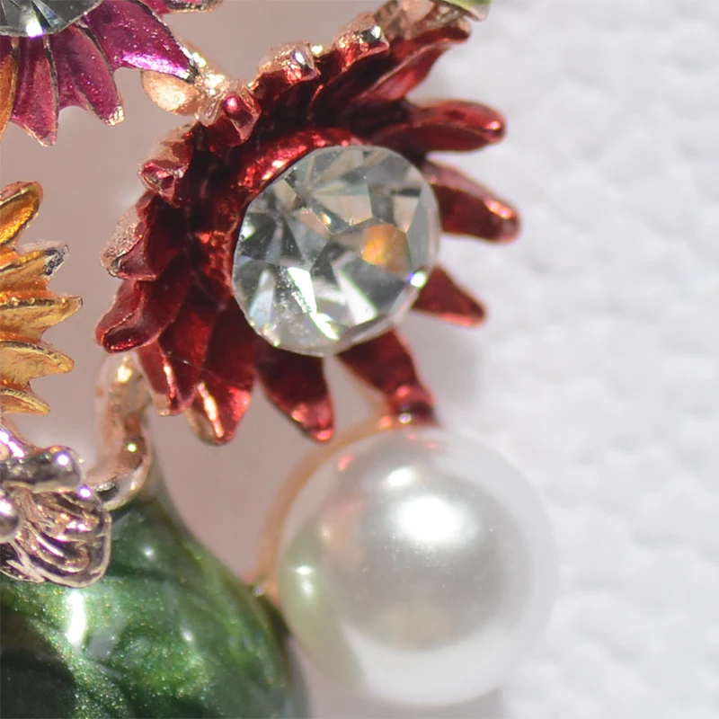 Broche peint Arrangement floral vase Une broche artistique et élégante pour sublimer votre tenue avec une touche florale unique et raffinée.