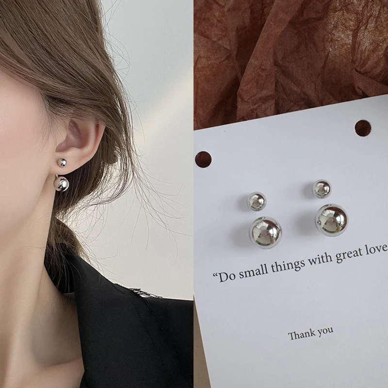 Gepersonaliseerde oorstekers met eenvoudige metalen bal. Minimalistisch design, perfect om je dagelijkse look te personaliseren.