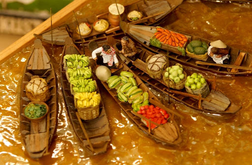 Ngoài tác phẩm độc đáo trên, họa sĩ Lê Xuân Giang còn là tác giả của nhiều sa bàn về đất nước, con người Việt Nam. Trong hình là tác phẩm “Chợ nổi” mô phỏng văn hóa của người dân vùng Đồng bằng sông Cửu Long.