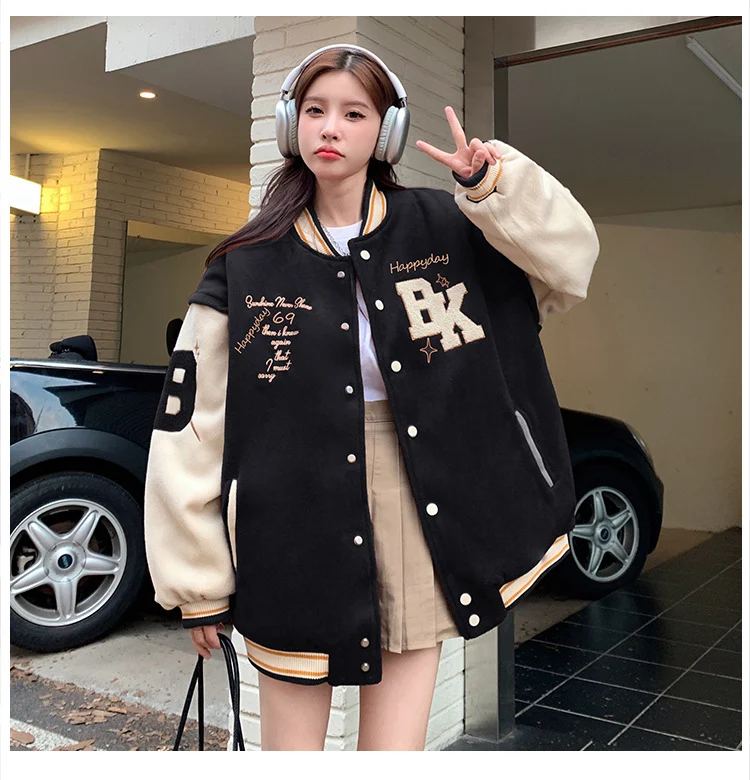 Uniforme de béisbol americano retro para niña con colores en contraste, ideal para un look deportivo y a la moda, perfecto para juegos y diversión.