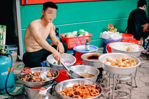 Nhiều người chỉ trích hành động của nhóm thanh niên này.