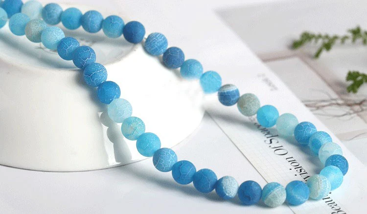 Crie joias deslumbrantes com contas de ágata coloridas e rachadas com efeito frost. Perfeitas para designs vibrantes e originais.