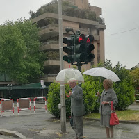 Grigio e rosso... Sotto la pioggia di 