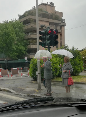 Grigio e rosso... Sotto la pioggia di titty