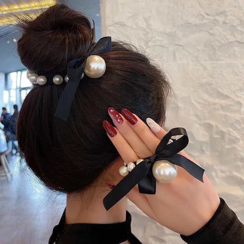 Presilha de cabelo feminina simples e elegante com pérolas, acessório charmoso para penteados práticos e sofisticados.