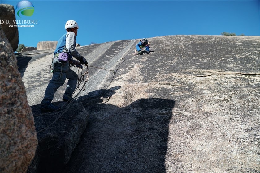 ESCALADA DEPORTIVA INICIACIÓN con NIÑOS en la PEDRIZA - PLACAS DEL CANALLA