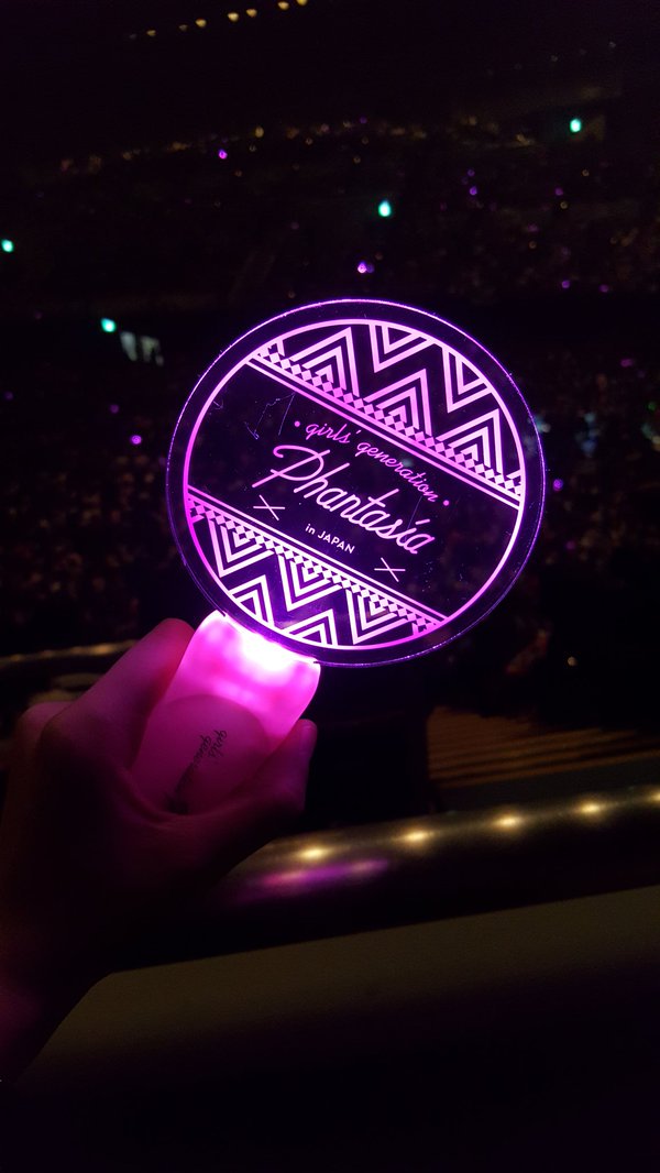 Image: Girls' Generation fan light sticks for 'Phantasia' tour / Photo taken by Twitter user @AllAboutTaeNy