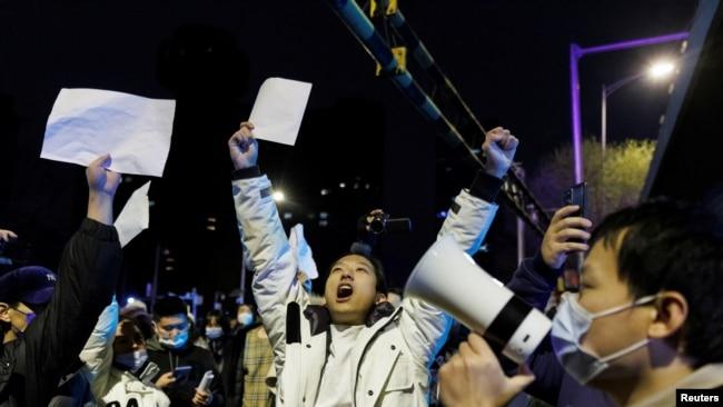 2022年11月28日,在新冠病毒疫情持续扩散之际,北京民众为乌鲁木齐火灾遇难者守夜后,举着白纸抗议中共当局的封控限制。