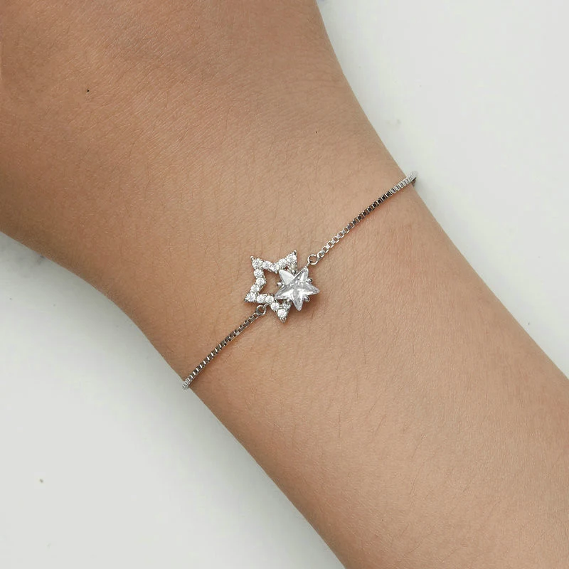 Pulseira com pingente de estrela de cinco pontas, banhada a ouro branco S925 em prata esterlina e círculos duplos. Um toque elegante.