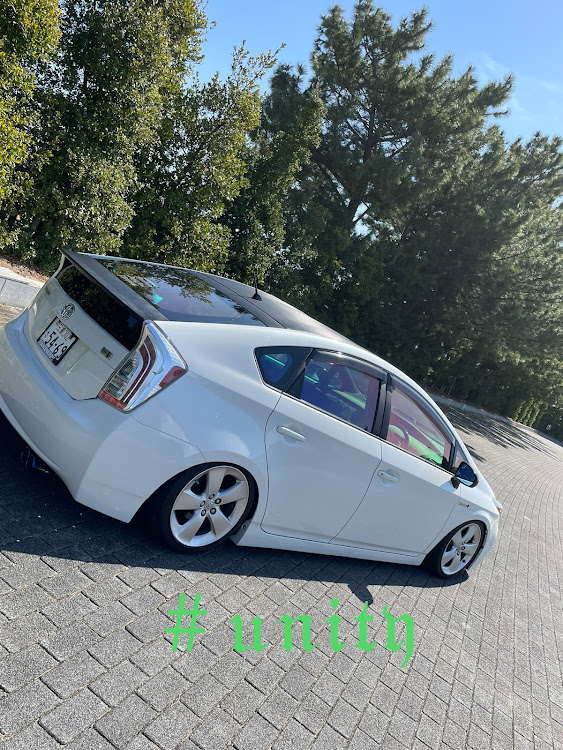 プリウスのラッピング施工・#unity・#usdm#stance・stancenation・純ベタに関するカスタム事例の投稿画像1枚目