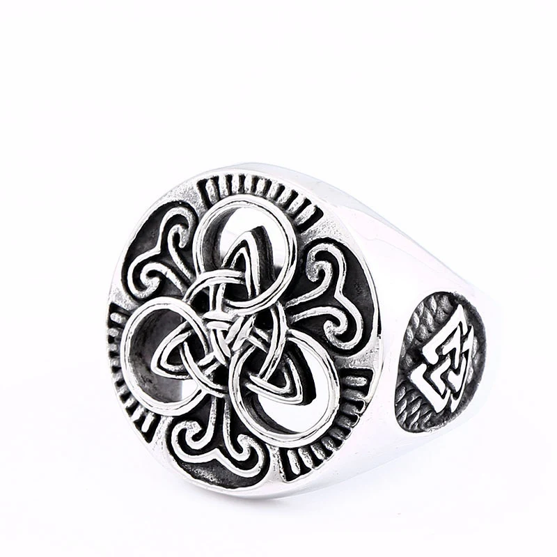Anillo para hombre de acero de titanio personalizado a la moda. Diseño elegante y duradero para expresar tu estilo único y personalidad.