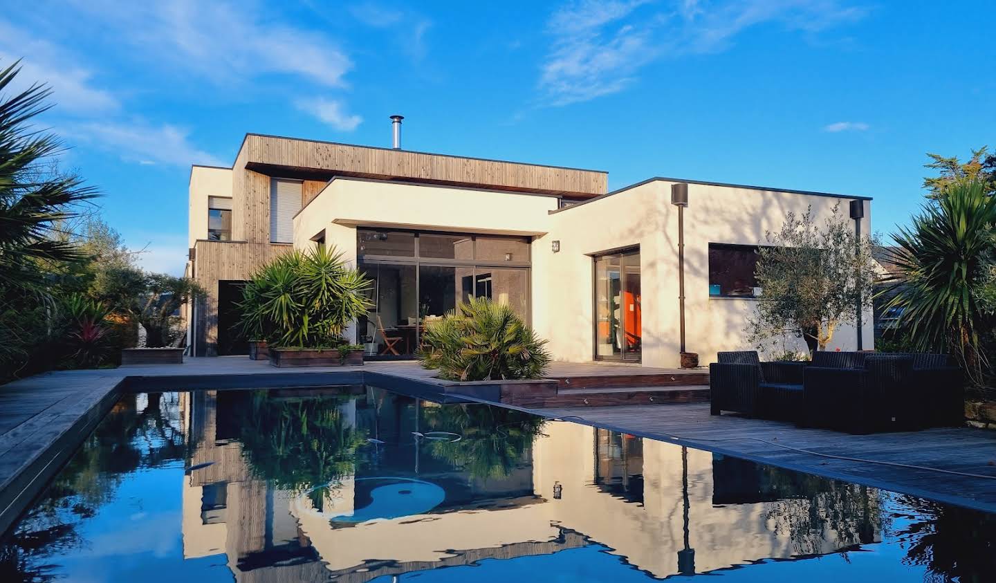 Maison contemporaine avec piscine en bord de mer Saint-Gildas-de-Rhuys