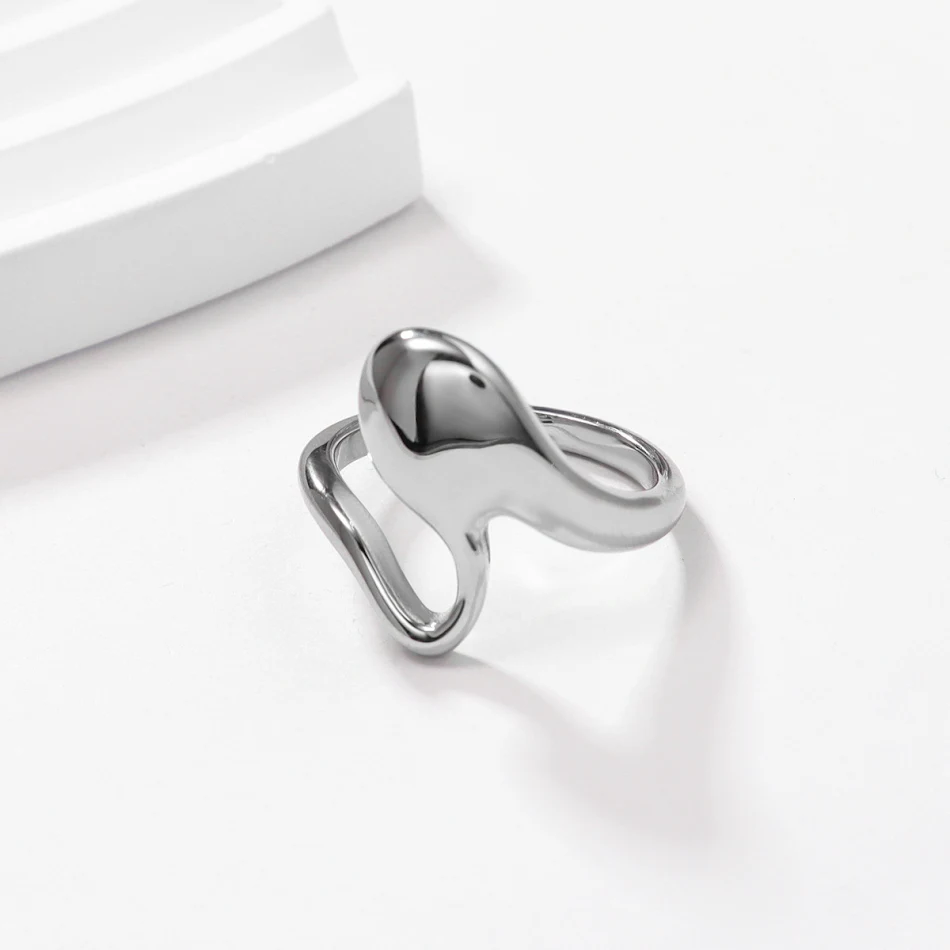 Anillo Nicho Irregular Brillante Dorado Acero Titanio con Diseño Especial, Elegancia Única para Looks Sofisticados.