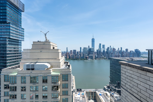Urban view of bay and skyscrapers - Luxury property for sale in Jersey City, 1 bedroom