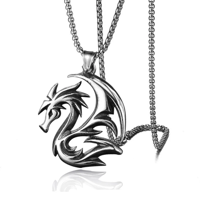Collier pendentif dragon volant tendance. Un accessoire accrocheur et élégant qui exprime votre style unique et vous démarque.