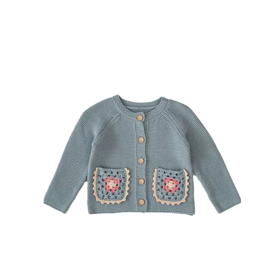 Kinder Handgestrickter Cardigan mit Rundhalsausschnitt, Lochmuster-Blumen, Taschen, Mantel, bequemer Strickjacke. Perfekt für Kinder.