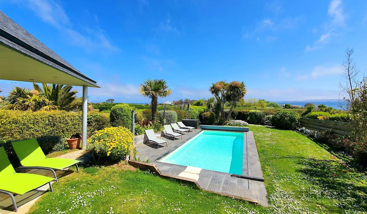 Seaside house with pool Roscoff