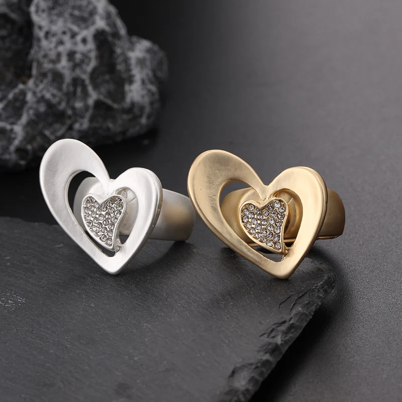 Elastische metalen damesringen geborsteld, groothandel. Comfortabele pasvorm, trendy look, ideaal voor dagelijks gebruik.