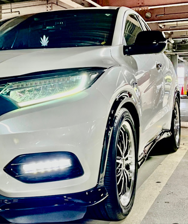 ヴェゼルの愛車の半顔が見たいに関するカスタム事例の投稿画像1枚目