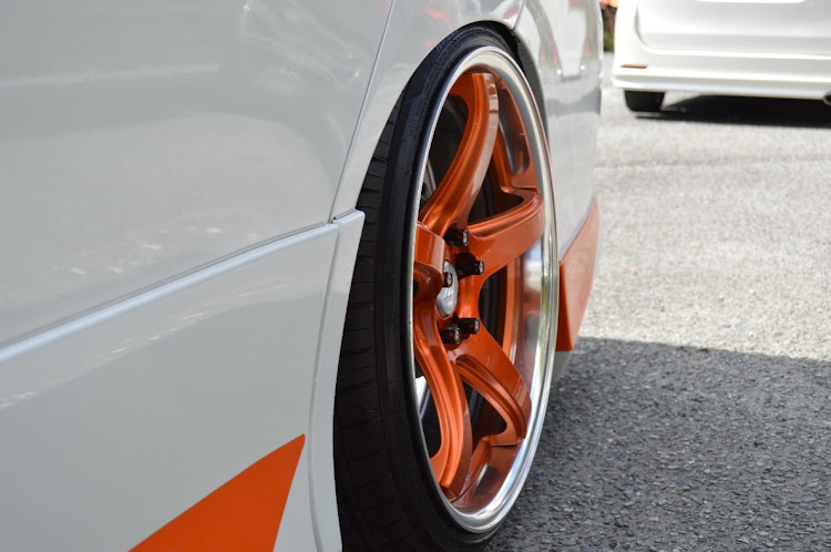 ヴォクシーの70straight line・4"86spec・White×Orange・70straight line杯・WORK EMOTION  T5R 2Pに関するカスタム事例の投稿画像3枚目