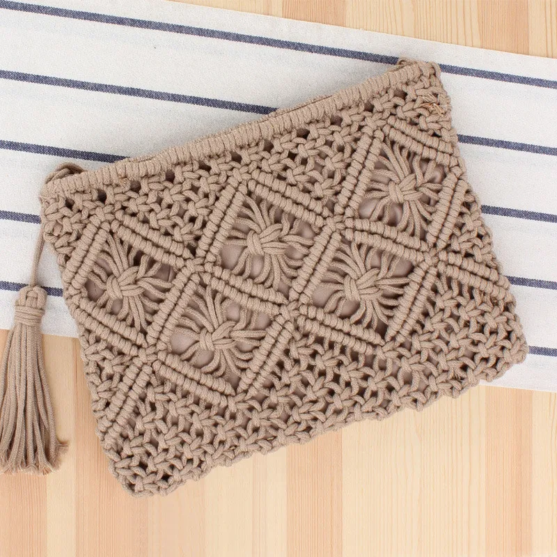 Sac tissé à la main rétro avec pompons. Un sac à main en paille pour un look bohème chic. Léger, pratique et parfait pour l'été.