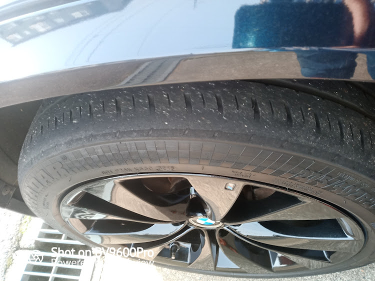 X5のタイヤはよくわからん・溝があればおっけぇー・E70・275/40R20がフロントです・純正サイズに関するカスタム事例の投稿画像1枚目