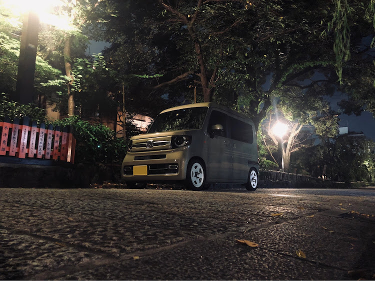 N-VANのモノクロ祭り・辰巳大明神・40カムリ・コラボ・京都祇園に関するカスタム事例の投稿画像3枚目