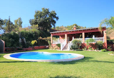 Maison avec piscine et jardin 4